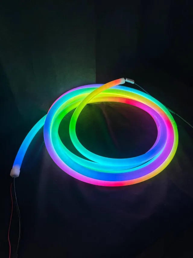 Белый гибкий пиксельный неон с RGB-градиентом по длине